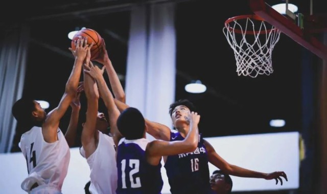  保级区球队殊死搏斗，每分必争上演生存之战