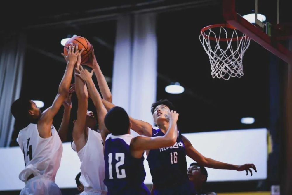  保级区球队殊死搏斗，每分必争上演生存之战