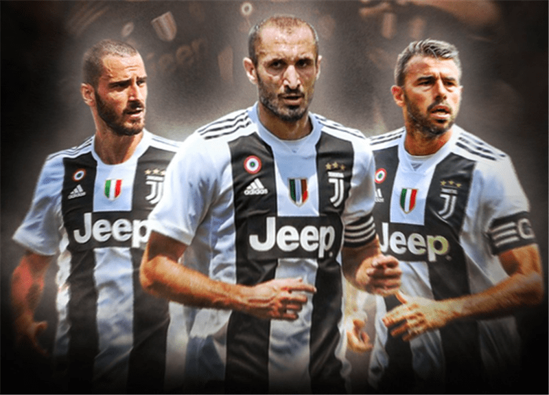 8868- 斯图加特博物馆展出历代球衣，马拉多纳签名版亮相