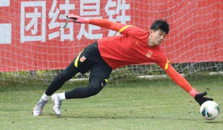  雷吉纳更衣室矛盾公开化，主力后腰无限期停赛  